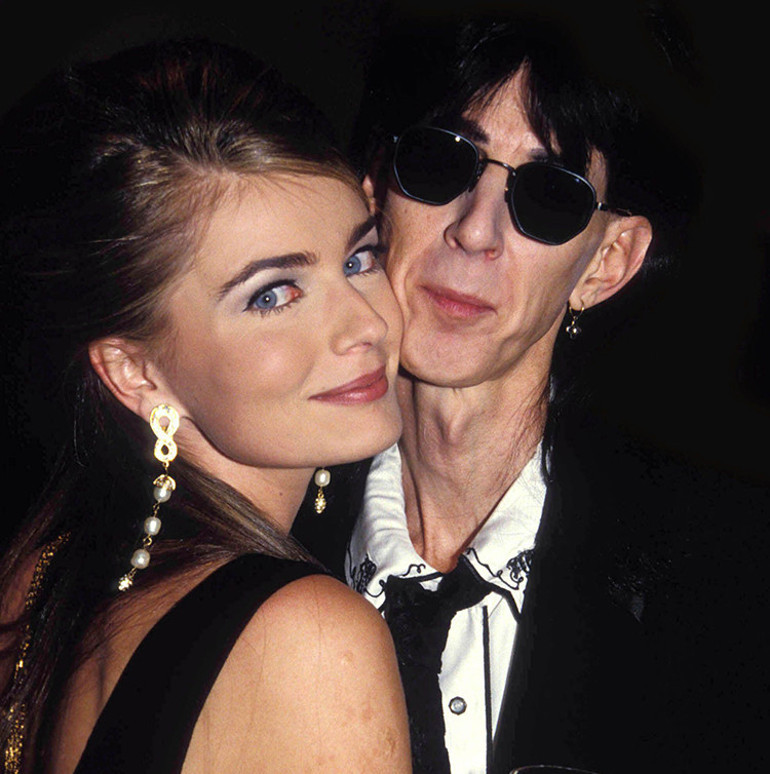 Hem aşkına ağlıyor, hem giden gençliğine... Kendisini üzüp beş parasız bırakan kocasının ardından gözyaşları dinmiyor