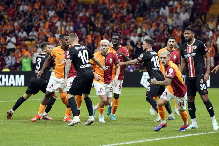 Galatasarayda Barış Alper Yılmaz durdurulamıyor Milli futbolcu bir ilke imza attı | Okan Buruk rekora ortak oldu