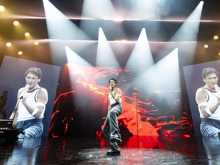 Edis şov... Ünlü isimler akın etti