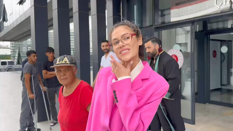 Gazetecilerin sorusuna kalp işareti ile cevap verdi... Bahar - Nihal Candan kardeşlerin yargılanmasına devam ediliyor