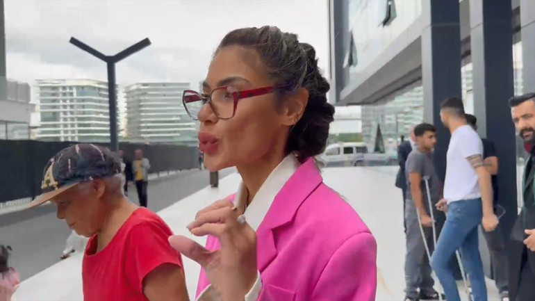 Gazetecilerin sorusuna kalp işareti ile cevap verdi... Bahar - Nihal Candan kardeşlerin yargılanmasına devam ediliyor