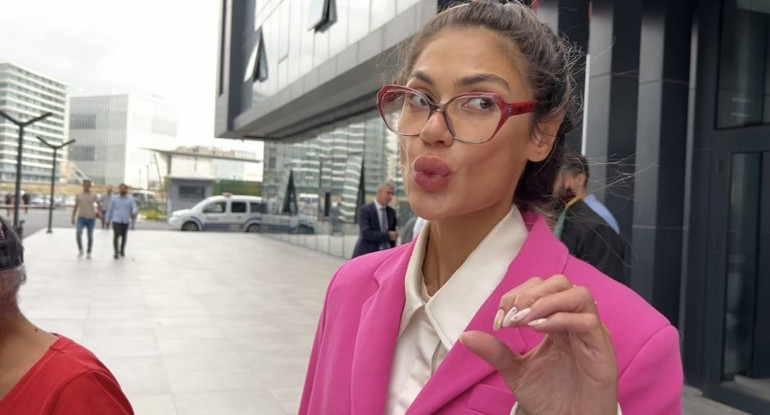 Gazetecilerin sorusuna kalp işareti ile cevap verdi... Bahar - Nihal Candan kardeşlerin yargılanmasına devam ediliyor