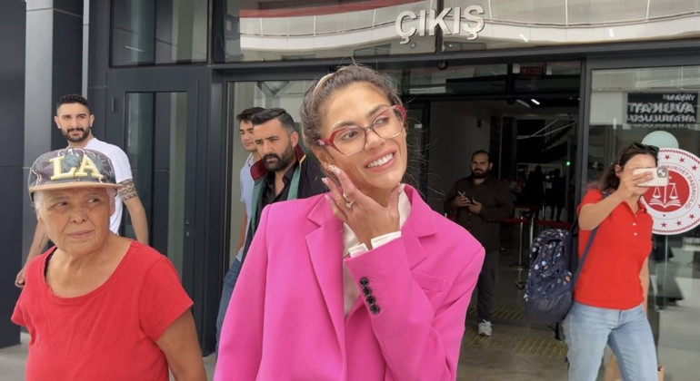 Gazetecilerin sorusuna kalp işareti ile cevap verdi... Bahar - Nihal Candan kardeşlerin yargılanmasına devam ediliyor