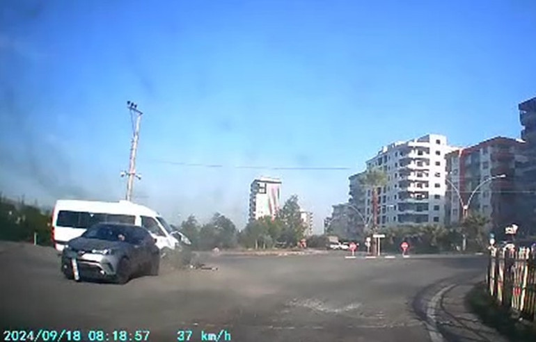 Okul servisi ile otomobil çarpıştı, 11 öğrenci yaralandı: O anlar kameraya böyle yansıdı