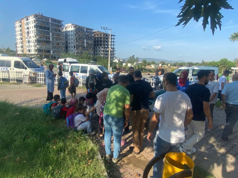 Okul servisi ile otomobil çarpıştı, 11 öğrenci yaralandı: O anlar kameraya böyle yansıdı