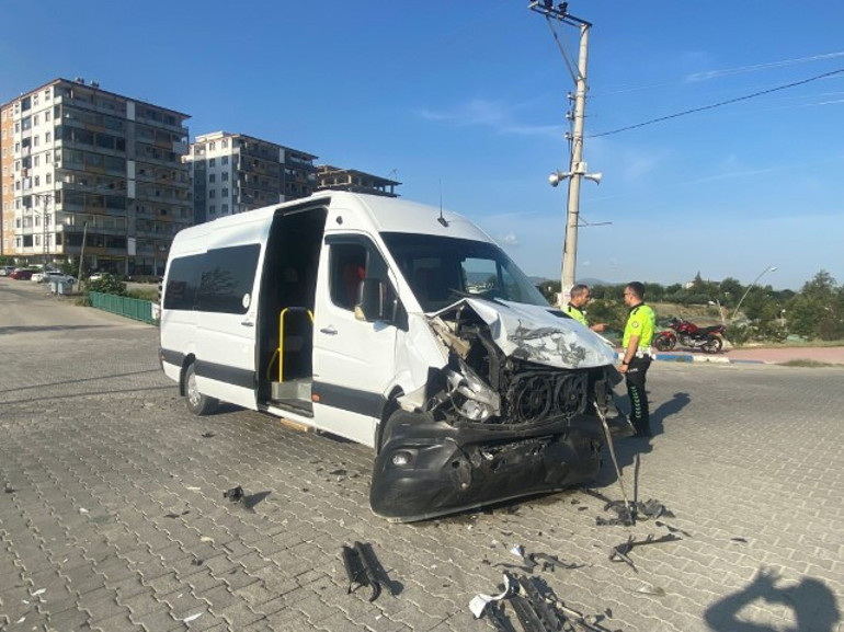 Okul servisi ile otomobil çarpıştı, 11 öğrenci yaralandı: O anlar kameraya böyle yansıdı