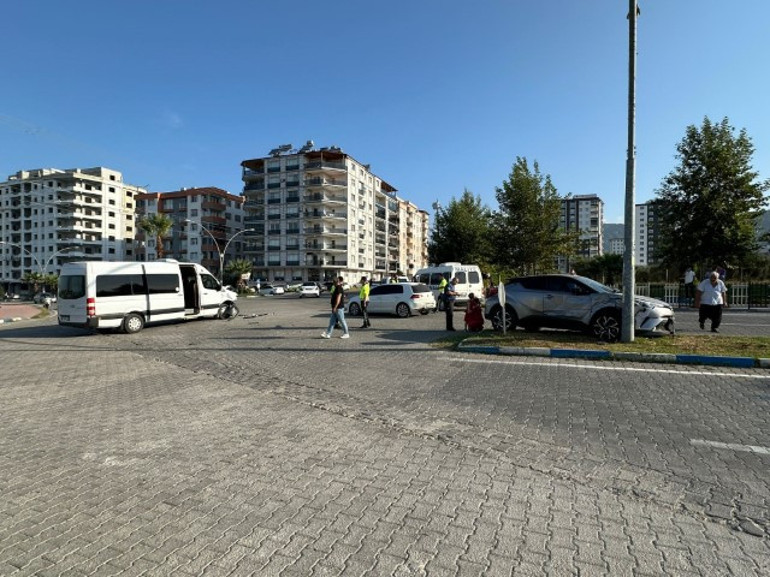 Okul servisi ile otomobil çarpıştı, 11 öğrenci yaralandı: O anlar kameraya böyle yansıdı