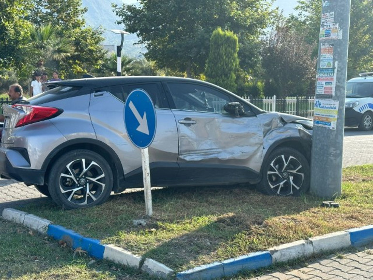 Okul servisi ile otomobil çarpıştı, 11 öğrenci yaralandı: O anlar kameraya böyle yansıdı