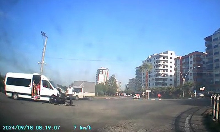 Okul servisi ile otomobil çarpıştı, 11 öğrenci yaralandı: O anlar kameraya böyle yansıdı