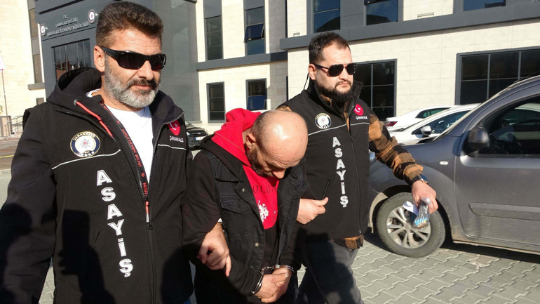 Masaj salonunda kadın çalışanın yüzüne kezzap attı