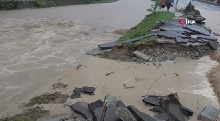 Son dakika haberi Sağanak ve fırtına yurdu esir aldı Trabzonda hastane tahliye edildi, 1 kişi kayıp... Meteorolojiden yeni uyarı: İstanbula saat verildi