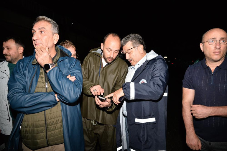 Son dakika haberi Sağanak ve fırtına yurdu esir aldı Trabzonda hastane tahliye edildi, 1 kişi kayıp... Meteorolojiden yeni uyarı: İstanbula saat verildi