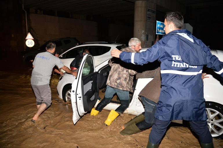 Son dakika haberi Sağanak ve fırtına yurdu esir aldı Trabzonda hastane tahliye edildi, 1 kişi kayıp... Meteorolojiden yeni uyarı: İstanbula saat verildi