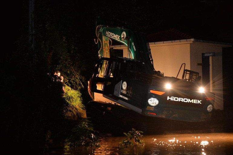 Son dakika haberi Sağanak ve fırtına yurdu esir aldı Trabzonda hastane tahliye edildi, 1 kişi kayıp... Meteorolojiden yeni uyarı: İstanbula saat verildi