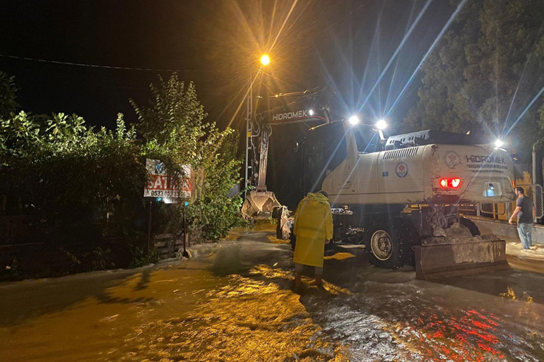 Son dakika haberi Sağanak ve fırtına yurdu esir aldı Trabzonda hastane tahliye edildi, 1 kişi kayıp... Meteorolojiden yeni uyarı: İstanbula saat verildi