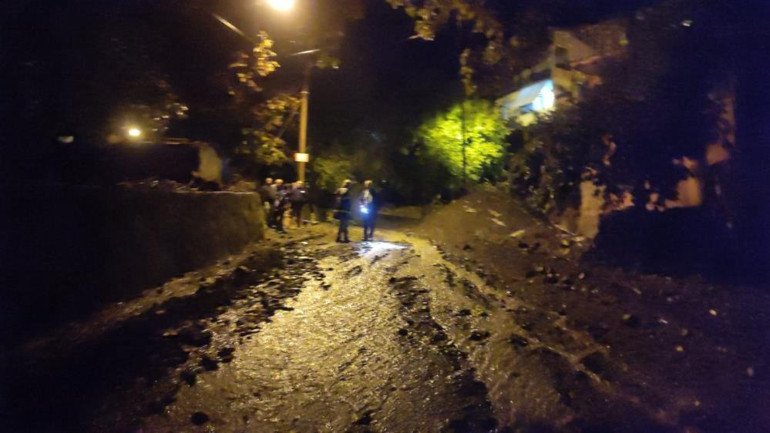 Son dakika haberi Sağanak ve fırtına yurdu esir aldı Trabzonda hastane tahliye edildi, 1 kişi kayıp... Meteorolojiden yeni uyarı: İstanbula saat verildi