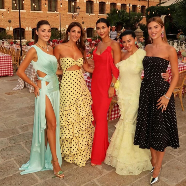 Karnaval gibi düğün... Sosyete bu davete akın etti