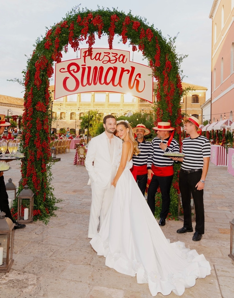 Karnaval gibi düğün... Sosyete bu davete akın etti