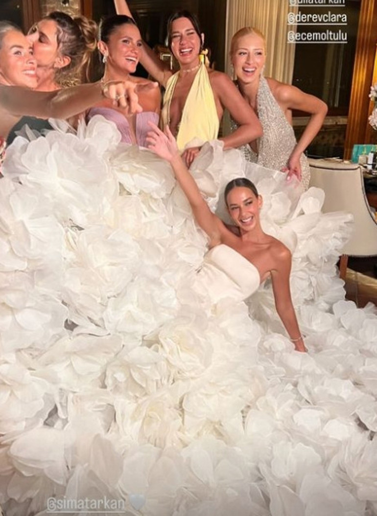 Karnaval gibi düğün... Sosyete bu davete akın etti