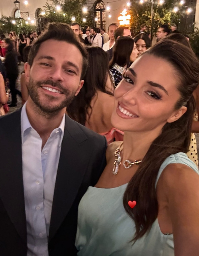 Karnaval gibi düğün... Sosyete bu davete akın etti