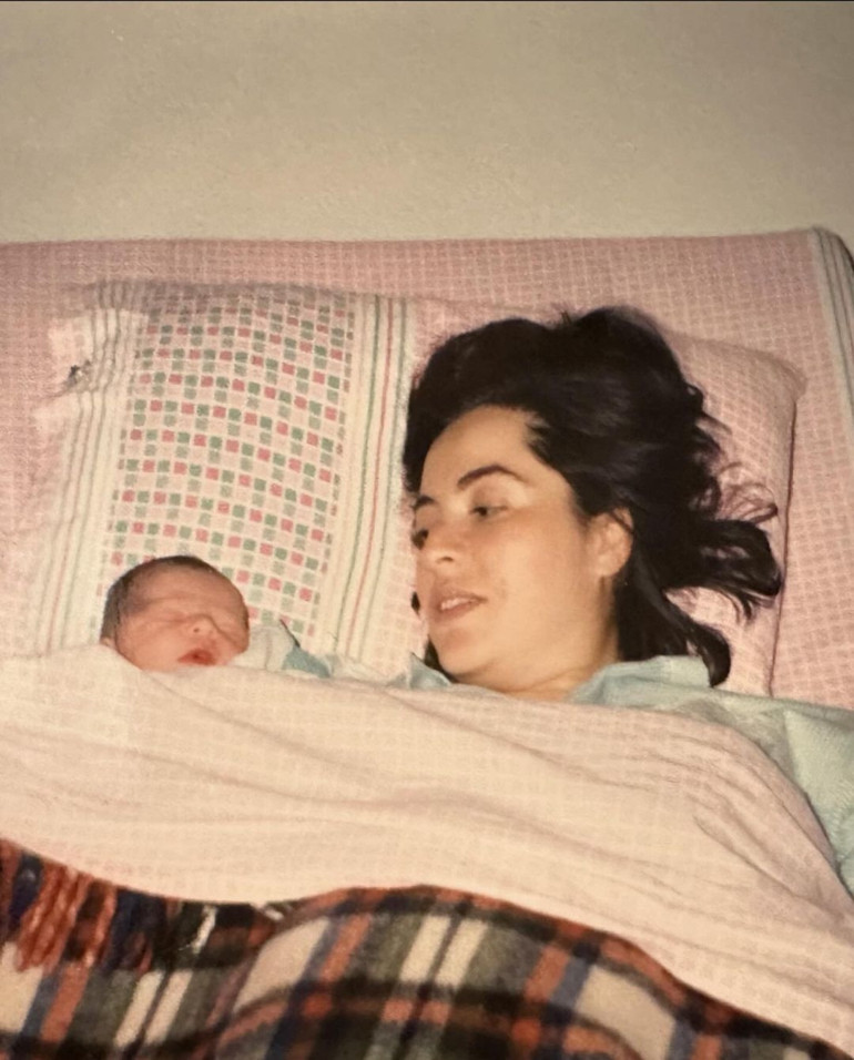 Ünlü oyuncudan duygulandıran paylaşım... 34. yaşını annesinin fotoğrafına bakıp kutladı
