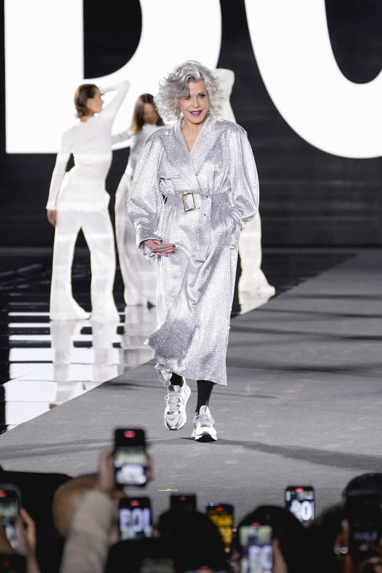 ‘Kansere yakalandım, ölmeye hazırım’ demişti… Herkes durup onu seyretti… Gümüş saçlarıyla 86 yaşında podyumun yıldızı oldu…