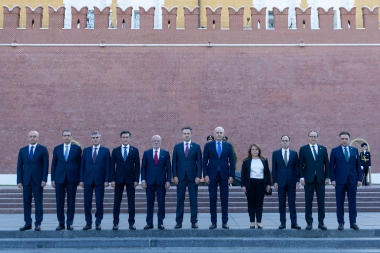 TBMM Başkanı Numan Kurtulmuş, Moskovadaki Meçhul Asker Anıtına çelenk bıraktı