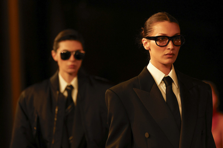 ’15 yıldır her gün acı çekiyorum’ demişti… Hastalığı yüzünden bıraktığı podyumda fırtına gibi esti: Kraliçe geri döndü