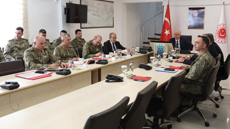 Bakan Güler, sınır ötesindeki birlik komutanlarıyla görüştü