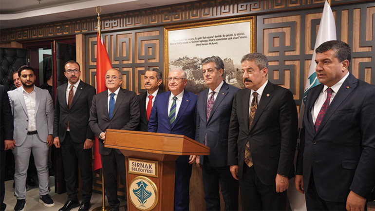 Bakan Güler, sınır ötesindeki birlik komutanlarıyla görüştü