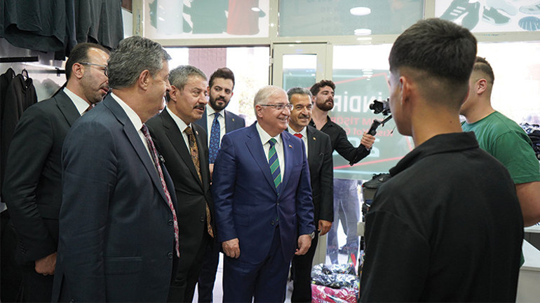 Bakan Güler, sınır ötesindeki birlik komutanlarıyla görüştü