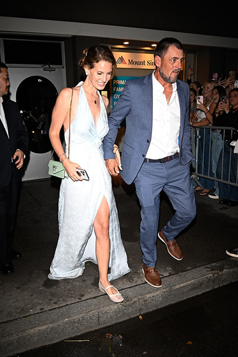 ‘Biz sevgili değil arkadaşız’ diyordu… En sonunda o da gelinlik giydi… Ünlü şarkıcının sürpriz evliliği