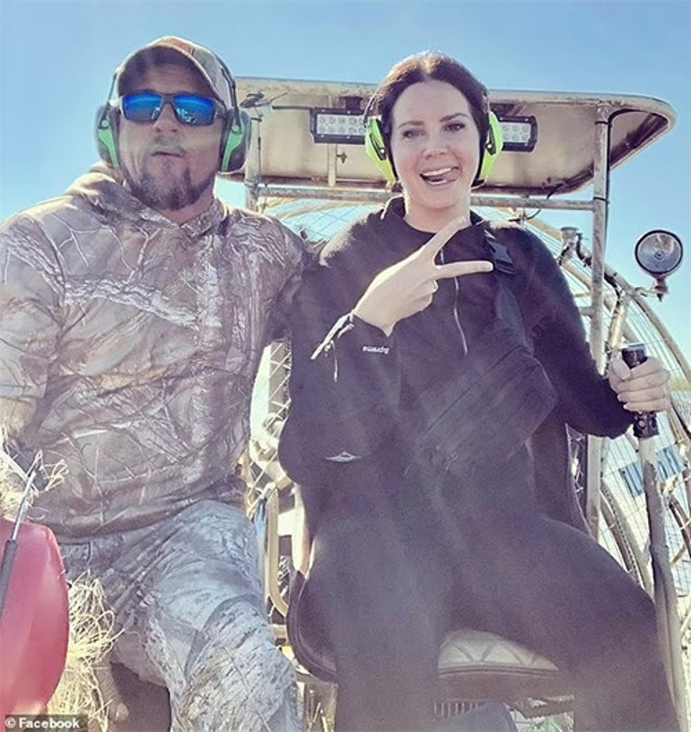 ‘Biz sevgili değil arkadaşız’ diyordu… En sonunda o da gelinlik giydi… Ünlü şarkıcının sürpriz evliliği