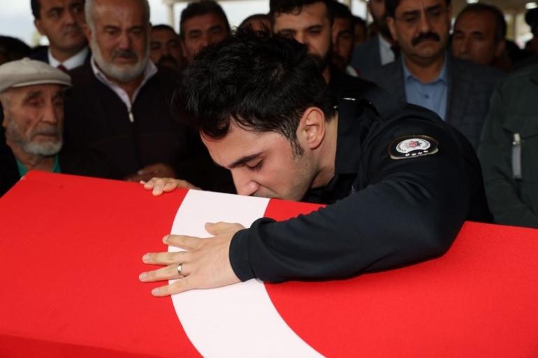 Şehit polis memuru Şeyda Yılmazın eşi saldırıyı öğrendiği anları anlattı... Başımdan aşağı kaynar sular döküldü