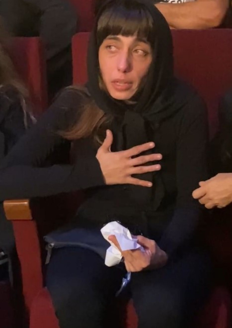 Ahu Tuğbaya veda... Meriç Erkan tabutun başından ayrılmadı