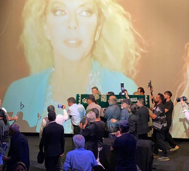 Ahu Tuğbaya veda... Meriç Erkan tabutun başından ayrılmadı