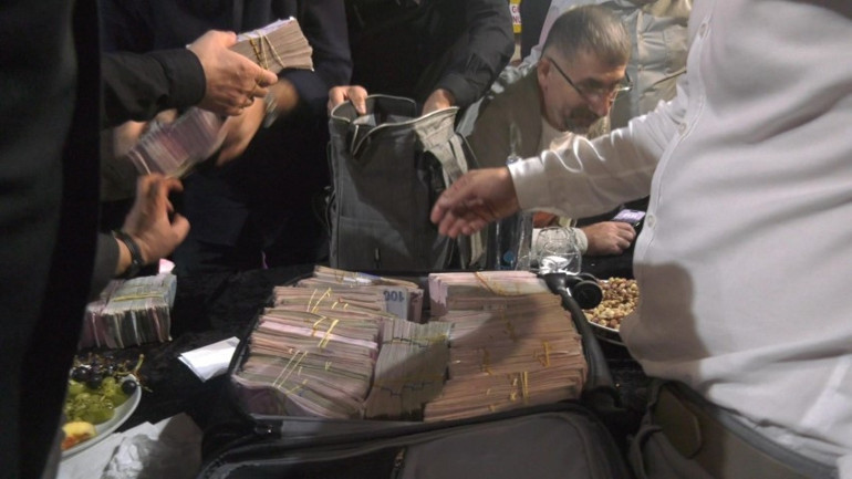 Düğünde kilolarca altın takıldı, paralar valize sığmadı