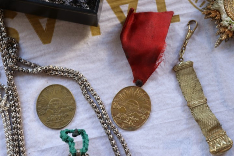 Antika pazarında dikkat çeken eser: 104 yıllık... Manevi değeri çok büyük 10 bin liraya satışta