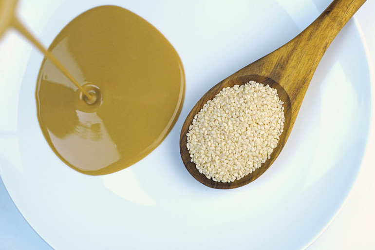 Tahine öyle şeyler karıştırıyorlar ki Yer fıstığı yağı,tavuk yemi, öğütülmüş bulgur... Gerçeğini, nasıl ayırt edeceğiz