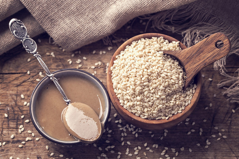 Tahine öyle şeyler karıştırıyorlar ki Yer fıstığı yağı,tavuk yemi, öğütülmüş bulgur... Gerçeğini, nasıl ayırt edeceğiz