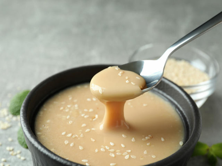 Tahine öyle şeyler karıştırıyorlar ki Yer fıstığı yağı,tavuk yemi, öğütülmüş bulgur... Gerçeğini, nasıl ayırt edeceğiz