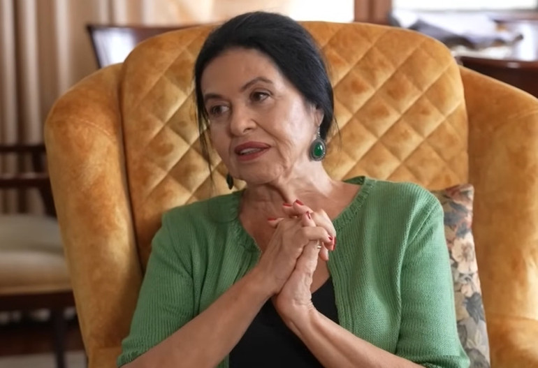 Ünlü türkücü iki ayrı evde yaşıyor Mardinde tarih kokan konak...