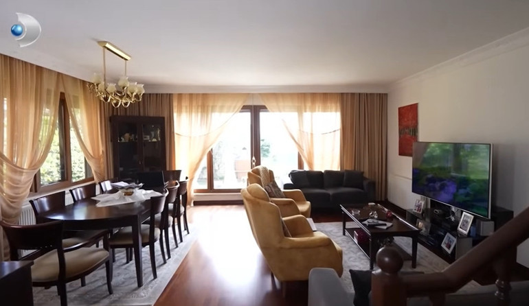 Ünlü türkücü iki ayrı evde yaşıyor Mardinde tarih kokan konak...