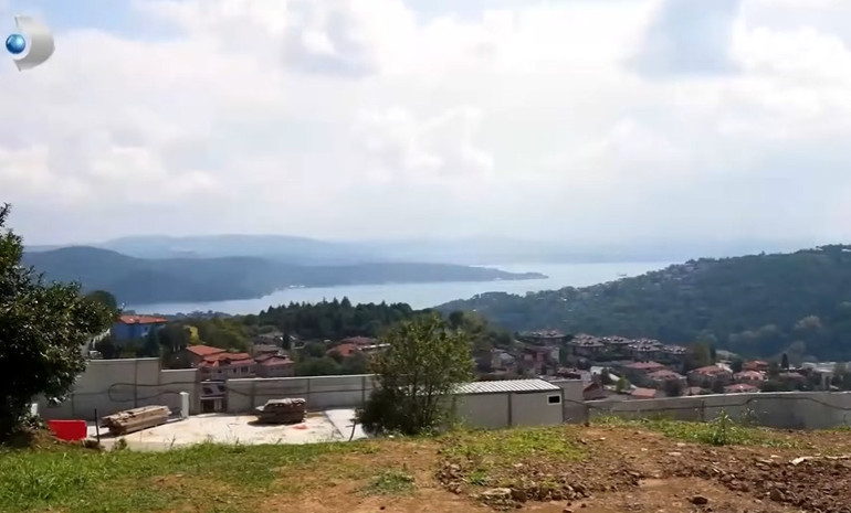 Ünlü türkücü iki ayrı evde yaşıyor Mardinde tarih kokan konak...