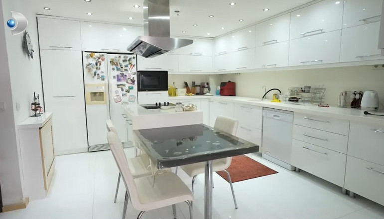 Ünlü türkücü iki ayrı evde yaşıyor Mardinde tarih kokan konak...