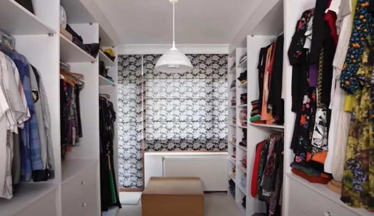 Ünlü türkücü iki ayrı evde yaşıyor Mardinde tarih kokan konak...