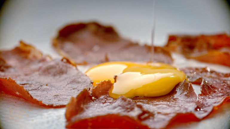 Tam 30 gün boyunca pastırma, tereyağı ve yumurta yedi… Hastalanması bekleniyordu ama sonuç kendisini bile şaşırttı