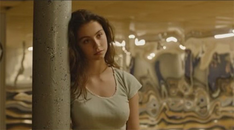 Annesinin elbisesine ortak çıkmıştı... Sonra da mesleğine el attı