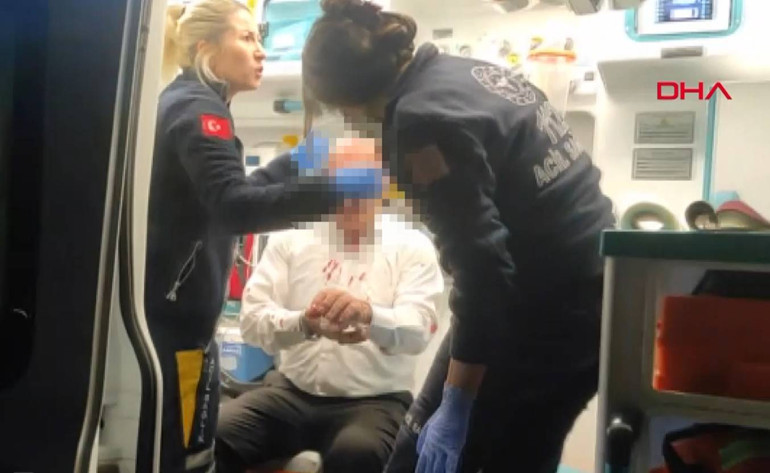 Yolcu, muavin ile kavga etti; yol üstündeki yakınları otobüsü sopalarla karşıladı