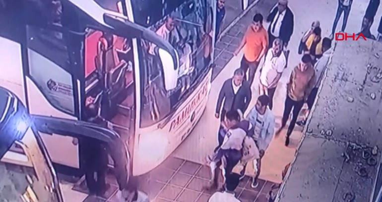 Yolcu, muavin ile kavga etti; yol üstündeki yakınları otobüsü sopalarla karşıladı